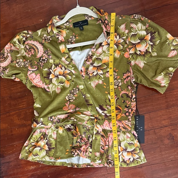T.E. By Tracy Evans Olive and Pink Floral Wrap Blouse NWT - Picture 8 of 9